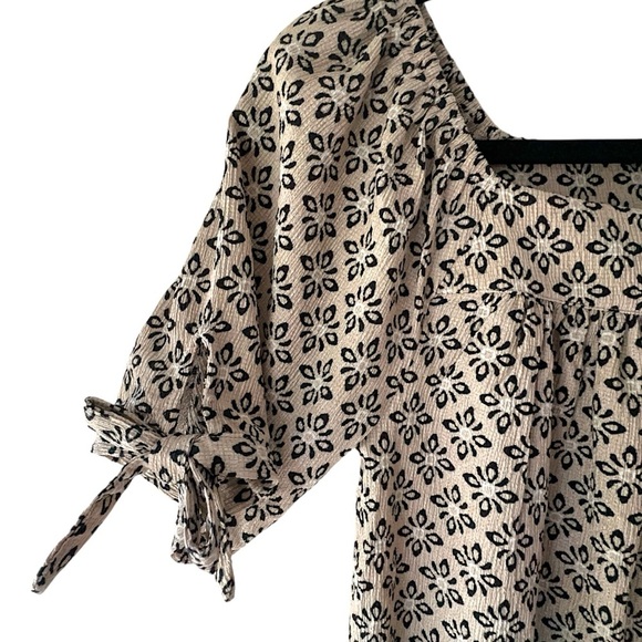 ANN TAYLOR | NWOT | BLACK & WHITE PRINT SHORT SLEEVE TOP | PETITE EXTRA SMALL - Picture 3 of 7